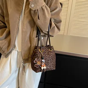 Einfarbig braune Leopardenmuster Beuteltasche mit süßem Blumenanhänger für modische Damen.