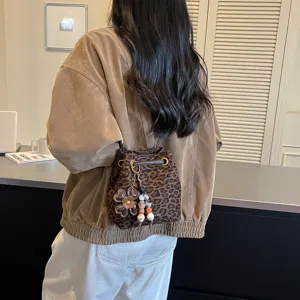 Herbst neue Damen Leo-Muster Eimer Tasche, trendige Retro Umhängetasche Detailansicht.
