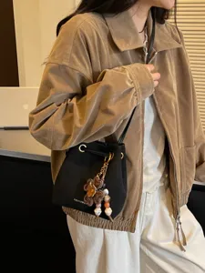 Elegante Damen Wildleder Beuteltasche in Schwarz mit Anhänger und Schultergurt für den Alltag.