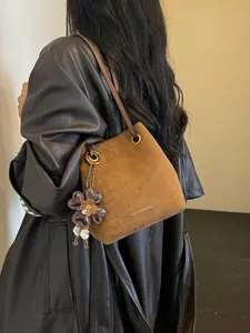 Braune Wildleder Beuteltasche für Damen, stilvolle Herbst Schultertasche mit Blumenanhänger.