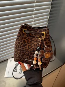 Modische braune Leo-Muster Beuteltasche mit süßem Blumenanhänger und Perlen für Damen.