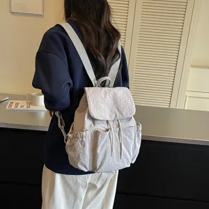 Sac à dos en tissu décontracté léger pour femme avec grande capacité et usage voyage idéal.