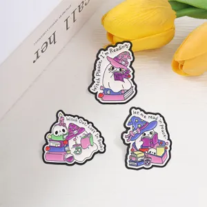 Süße Halloween Geist Hexe Emaille Pin Set, lustige Lese Buch Metall Brosche Abzeichen.