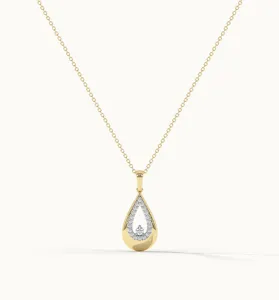Detalle del colgante en forma de gota con circonitas brillantes y piedra central.