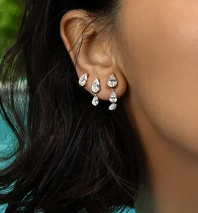Tropfenförmige Zirkonia Sterling Silber Ohrringe Detailaufnahme für den täglichen Alltag.
