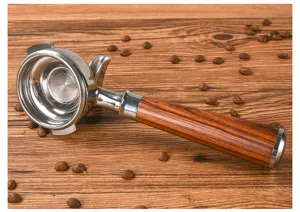 Kaffee-Siebträger aus Edelstahldetails mit Massivholzgriff und praktischem Doppelauslauf.