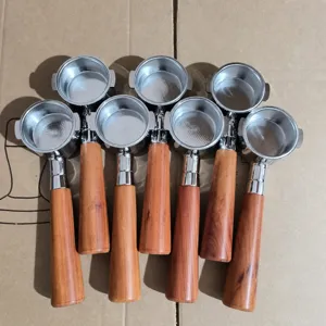 Holz Kaffeemaschine Griff Detailansicht, langlebiger Edelstahl Siebträger Ersatzteil.