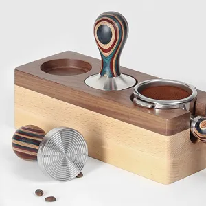 Set pressa caffè in acciaio inossidabile con manico in legno colorato e base di supporto.