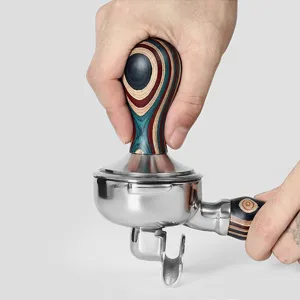 Set pressino caffè in acciaio inossidabile e manico per portafiltro in legno colorato.