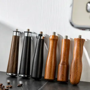 Nahaufnahme von massiven Holz-Kaffeemaschinengriffen mit M10-Schraube und detaillierter Maserung.