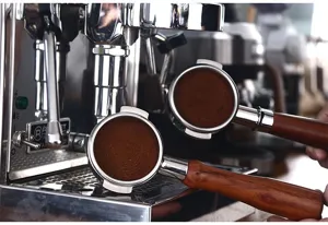 Professioneller Espresso Siebträger mit Holzgriff und Edelstahl Korb für Kaffeemaschine.