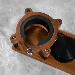 Multifunctioneel massief houten koffiestation voor tamper en portafilter opberging.