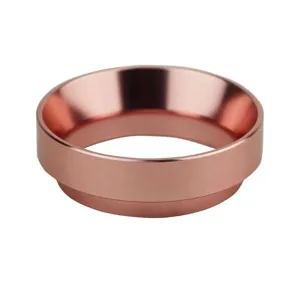 Rosenroter Aluminium Kaffeedosierring Detail, Espressopulver Trichter für den Siebträger.
