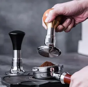 Verstellbarer Edelstahl Kaffeetämper mit Holzgriff und Gewindebasis für Espresso.