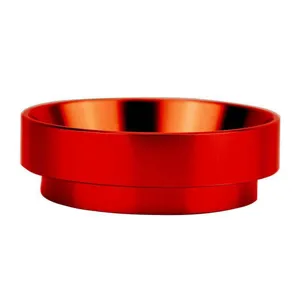 Nahaufnahme des roten Aluminium Kaffeedosierrings mit glänzender Metalloberfläche Detail.