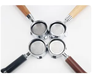 Dettaglio del portafiltro per caffè in acciaio, diverse impugnature in legno disponibili.