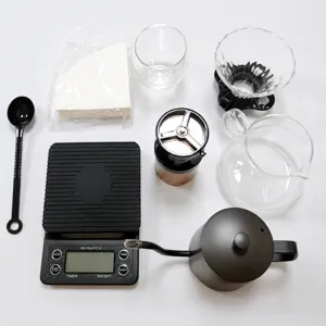 Details des 8-teiligen Handfilter-Kaffeebereiters mit Digitalwaage und Kaffeekanne.