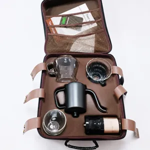 Tragbares pour over kaffee-set mit reiseetui handkaffeemuehle und drip kettle set profi