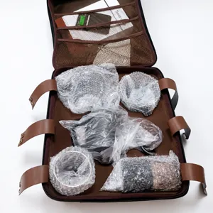 Handfilterkaffee Set Aufbewahrungsbox mit Kaffeemühle und Zubehör im braunen Koffer.