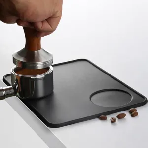 Tapis de sabotage de café en silicone noir avec presseur et porte-filtre pour bar.