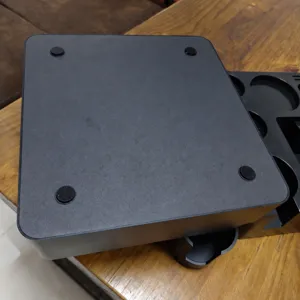 Zwarte ABS koffie tamper station met vier antislip rubberen voetjes voor espressoliefhebbers.