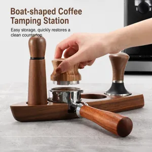 Ensemble de station de tassage de café en bois, distributeur d'espresso et porte-filtre.