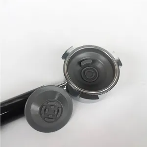 Detailansicht von Kaffeemaschine Silikon Reinigungsdisc und Siebträger Zubehör.
