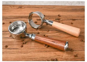 Ansicht der Espressomaschinen Siebträger mit Holzgriffen und Edelstahleinsätzen für Kaffee.