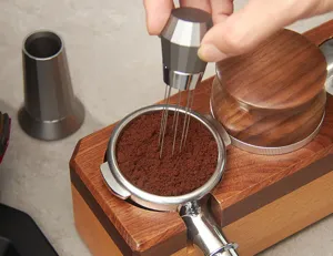 Detail outil WDT espresso, aiguilles en acier inoxydable pour distribution et grumeaux.