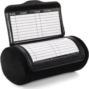 Vue rapprochée du playbook de poignet de football noir avec des poches de cartes transparentes.