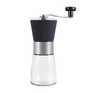 Dettaglio ravvicinato del macinacaffè manuale con contenitore in vetro e ceramica.