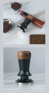Verstellbarer Kaffeetamper mit Walnussholzgriff und Tiefenskala für die Espressozubereitung.