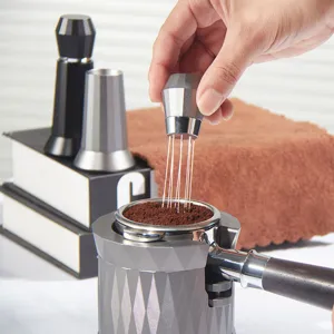 Distributeur d'espresso avec aiguilles en acier inoxydable et support pratique.