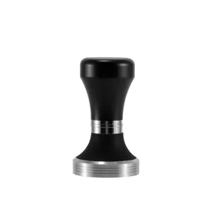Verstellbarer Kaffeetamper für Espressomaschine, ergonomischer Griff mit stabiler Metallbasis.