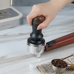 Professioneller Kaffeetamper mit Holzgriff und Metallbasis fuer die Espressozubereitung.