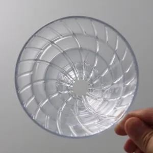 Primo piano del filtro per caffè V60 trasparente in plastica con scanalature a spirale.