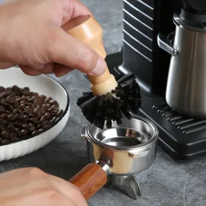 Praktische Holzgriff Reinigungsbuerste fuer Espresso Siebtrager und Bruehkoepfe.