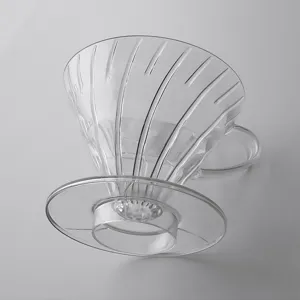 Vista dettagliata del dripper per caffè in vetro trasparente, forma V60 con coste a spirale.