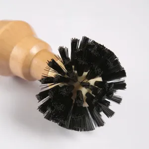Nahaufnahme der harten schwarzen Borsten und des Holzgriffs zur Kaffeemaschinenreinigung.