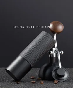 Manuelle Kaffeemühle mit Metallgehäuse, Holzgriff und Diamantmuster für perfekten Kaffeegenuss.