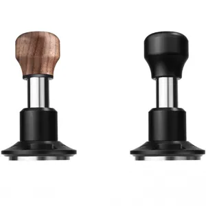Gros plan détaillé du tasseur de café à ressort doté d'une poignée ergonomique en bois.