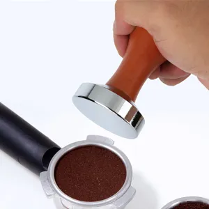 Prensa de café profesional de acero inoxidable con mango de madera maciza para máquina de espresso.