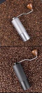 Manuelle Kaffeemühle Detailansicht mit Metallgehäuse und Holzgriff für Kaffeebohnen.