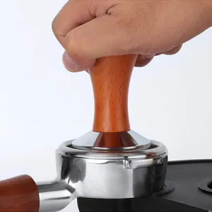 Set de prensador de café de madera maciza y portafiltro para barista en casa.