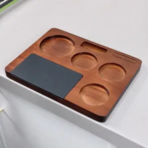 Detailansicht der Holz-Kaffeestation, massiver Holzhalter mit mehreren Schlitzen für Zubehör.