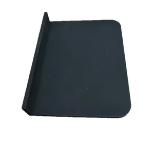 Tappetino pressa caffè in silicone nero con bordo angolare per bar espresso professionale.