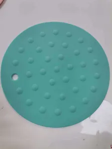 Ronde siliconen warmte-isolatiemat met antislip opstaande punten en ophanggat voor de keuken.