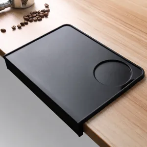 Tapis de tassage café en silicone noir design d'angle détail d'outil barista