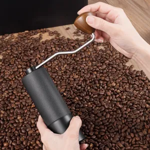 Moulin à café manuel portable avec poignée en bois et manivelle en acier inoxydable.
