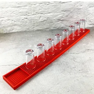 Vista dettagliata del tappetino da bar rosso in PVC con superficie antiscivolo e drenaggio.